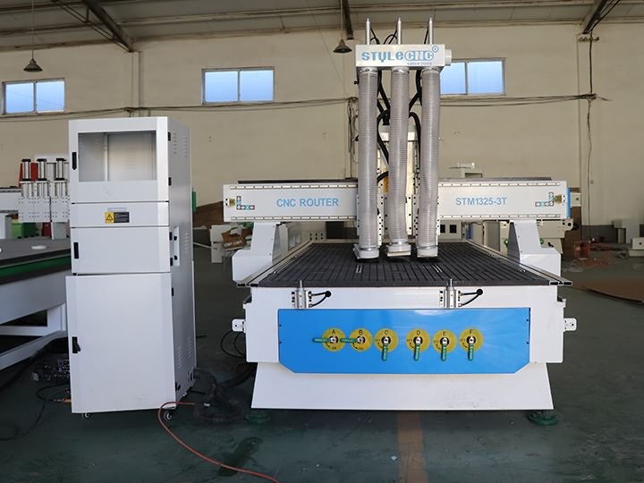 出售三軸數控木材銑削和切割機 出售三軸數控木材銑削和切割機