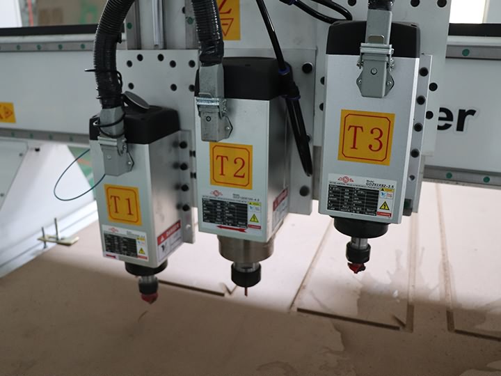 出售三軸數控木材銑削和切割機 出售三軸數控木材銑削和切割機