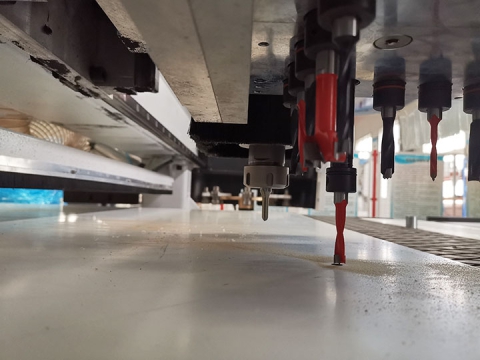 適用于板式家具的簡易自動換刀數(shù)控雕刻機(jī),配有排鉆 適用于板式家具的簡易自動換刀數(shù)控雕刻機(jī),配有排鉆