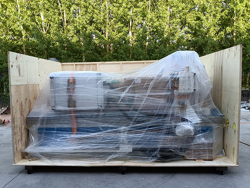 自動換刀數(shù)控雕刻機的包裝 自動換刀數(shù)控雕刻機的包裝