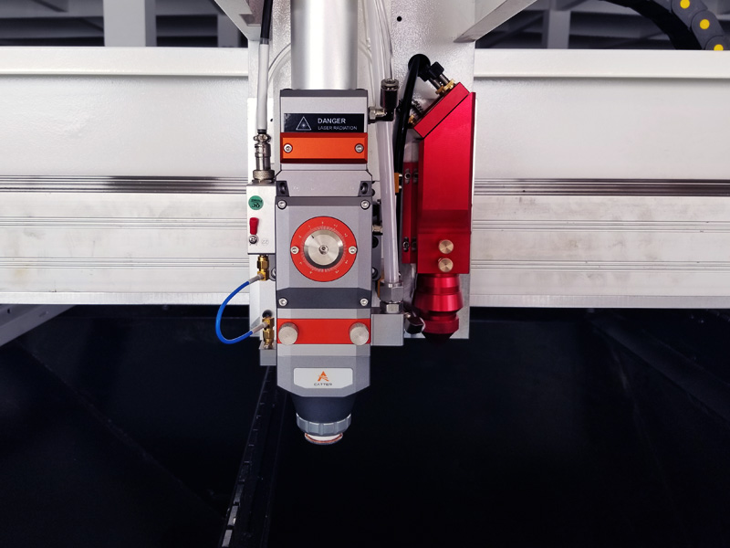 光纖 ＆ CO2 金屬和非金屬混合激光切割機