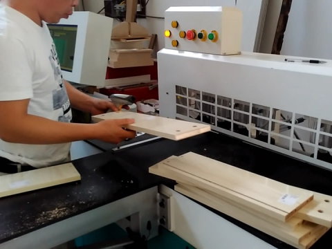 自動數(shù)控側(cè)鉆機(jī)如何工作？