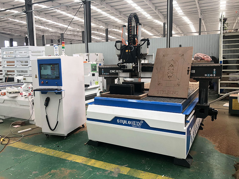 經濟實惠的數控木工雕刻機，適用于門制作項目