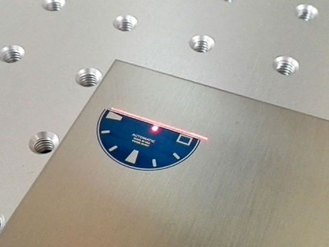 30W 帶自動(dòng)對(duì)焦系統(tǒng)的 MOPA 激光打標(biāo)機(jī) 30W 帶自動(dòng)對(duì)焦系統(tǒng)的 MOPA 激光打標(biāo)機(jī)