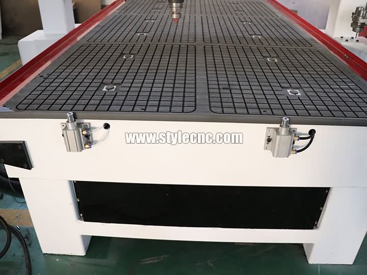 旋轉式自動換刀數控加工中心的氣缸位置