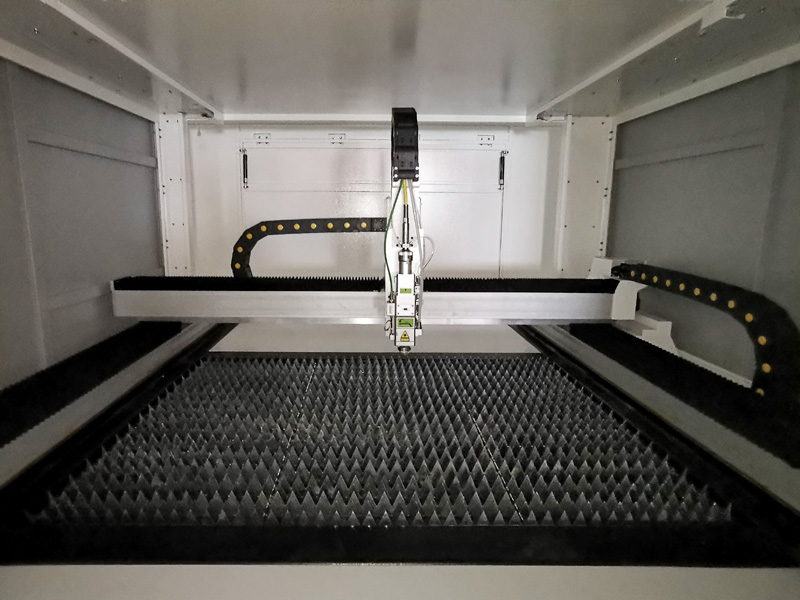 適合初學者的入門級小型金屬激光切割機