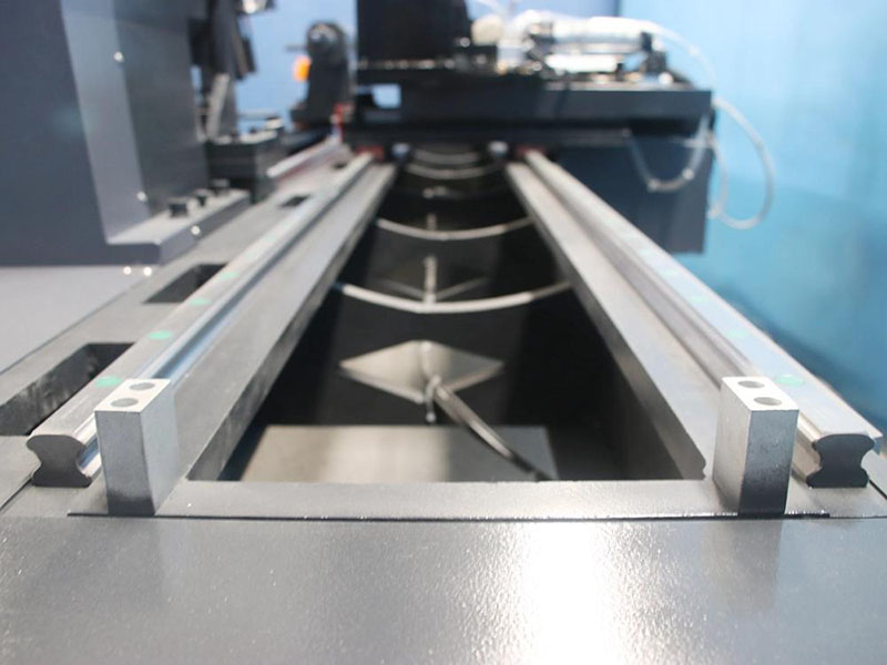 堅固的床結(jié)構(gòu),穩(wěn)定性極佳 堅固的床結(jié)構(gòu),穩(wěn)定性極佳