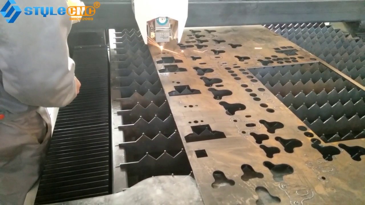 為英國(guó)客戶提供金屬板和管道激光切割機(jī)