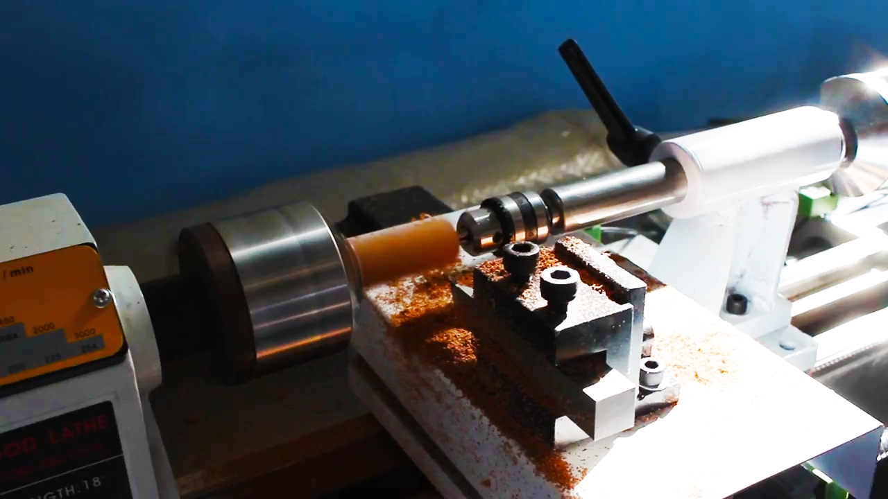 小型木工車床車削木珠